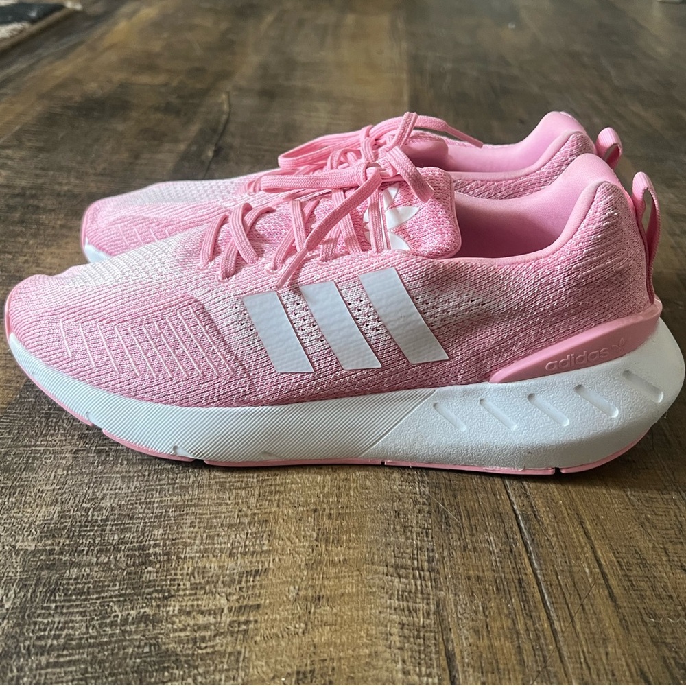 ADIDAS Swift Run 22 Women size
9 Sneaker PINK Sneaker
Lightweight Summer